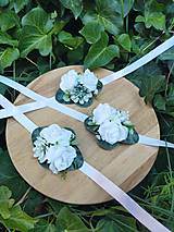 Svadobné pierka - biele náramky pre družičky s eukalyptom a skalnou ružou - 14816843_