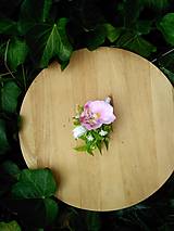 Svadobné pierka - pierko pre ženícha s cyklámenovo-ružovou orchideou - 14820490_