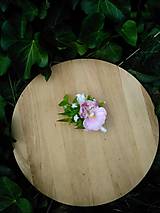 Svadobné pierka - pierko pre ženícha s cyklámenovo-ružovou orchideou - 14820501_