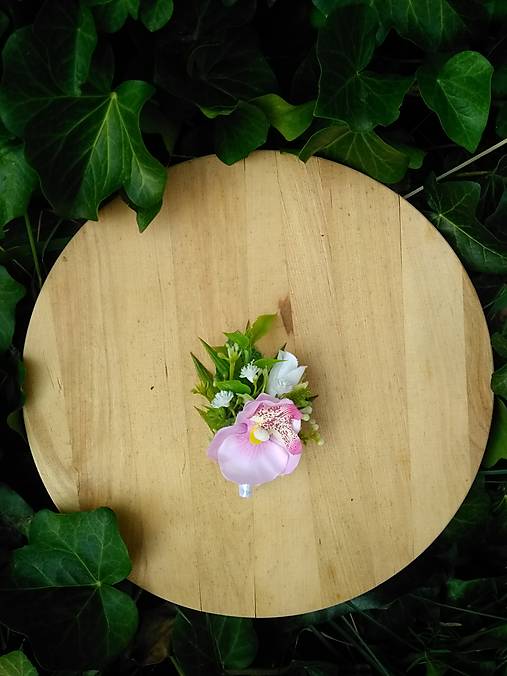 pierko pre ženícha s cyklámenovo-ružovou orchideou