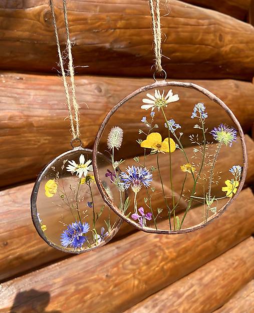 Dekorácie - Závesná dekorácia so sušenými kvetmi - 14818919_