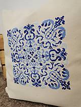 Úžitkový textil - Vyšívaný modrý vankúš. - 14820882_