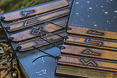 Papiernictvo - Drevené runy ako dubové záložky ideálny darcek pre pohanov, gravírované runy so starším futharkom - 14822960_