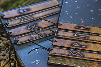 Papiernictvo - Drevené runy ako dubové záložky ideálny darcek pre pohanov, gravírované runy so starším futharkom - 14822960_