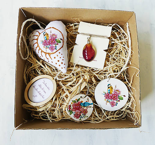 Ružový darčekový box s príveskom, kľúčenkou a dekoráciami
