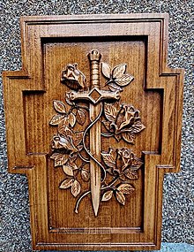 Dekorácie - 3D Drevorezba  Kríž ruže a meč.  . - 14830911_