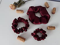 Ozdoby do vlasov - Scrunchies - gumičky z hedvábného saténu - vínová - 14830467_