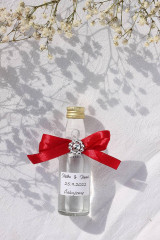 Výslužky pre svadobčanov - dekorované mini fľaštičky