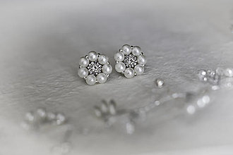 Náušnice - Biele perlové napichovacie náušnice - 14834656_