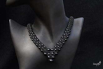 Náhrdelníky - náhrdelník z čiernych perličiek V-tvar - 14839541_