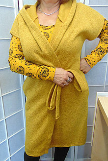 Vesty - Dlouhá vesta s páskem - barva hořčicová S - XXL - 14837429_