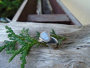 Prstene - Strieborny prsteň Ag925 Mesačný kameň Pierko - 14838430_