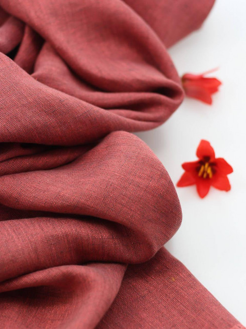 Pôvabná ružovo-červená ľanová šatka s lesklým nádychom