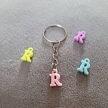 Kľúčenky - Kľúčenka s plastovou korálkou - R - 14846148_