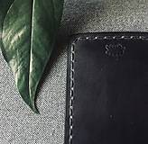 Pánske tašky - Kožená peňaženka, ručne šitá a farbená “BLCK” - 14847867_