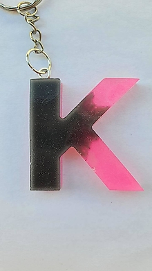 Kľúčenky - Kľúčenka s príveskom zo živice - "K" - 14847437_