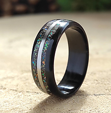 Prstene - Ebenový prsteň s bielym opálom a lapizom - 14849144_