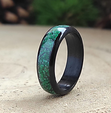 Prstene - Unisex prsteň z dreva EBENU s malachitovými kameňmi - 14849807_