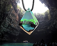 Náhrdelníky - Jaskyňa a podzemné jazero- Drevený živicový náhrdelník - 14848756_