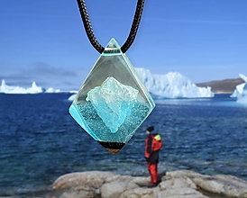Náhrdelníky - Ľadovec 1- Živicový drevený náhrdelník - 14848672_