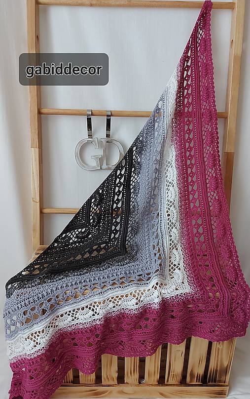 Handmade dámska háčkovaná šatka – s prechodom farieb tmavo šedá,  bledo šedá, biela, fuchsiová