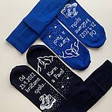 Ponožky, pančuchy, obuv - Maľované ponožky ako svadobný dar s turistickými topánkami a horami (kráľovsky modré + tmavomodré) - 14850686_