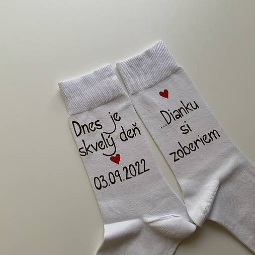 Maľované ponožky pre ženícha (biele s nápisom nad členkom)