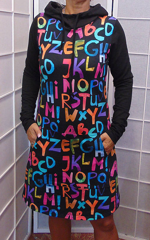 Mikinové šaty s kapucí - barevná abeceda S - XXXL (L)