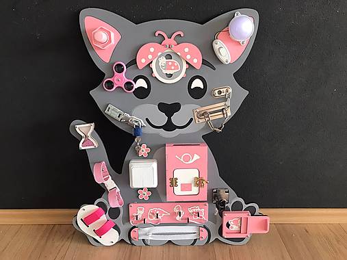 Hračky - Manipulačná tabuľa activity board MAČKA (ruzove komponenty postova schranka) - 14856295_