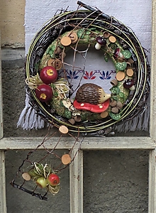 Dekorácie - Jesenný venček s keramickým ježkom - 14864100_