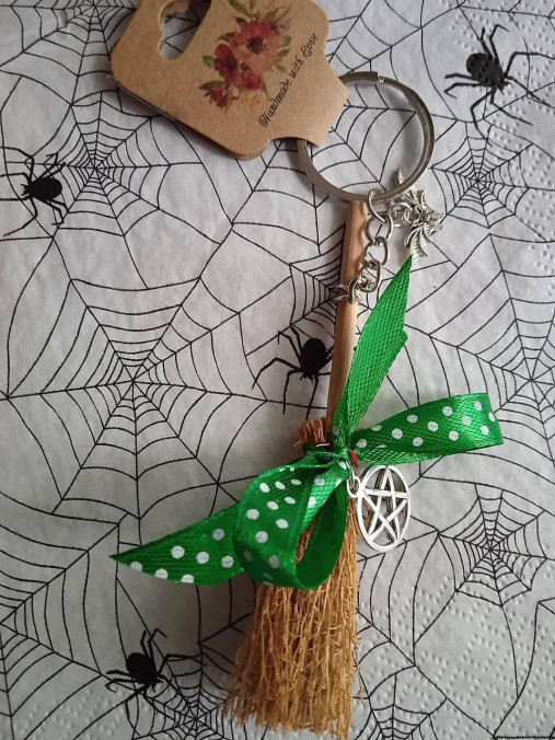 Kľúčenky - Metlička Halloween (Metlička - Pentagram s čarodejnicou) - 14864499_