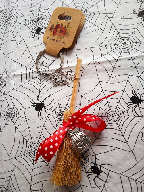 Kľúčenky - Metlička Halloween (Halloween Metlička Tekvica s čarodejnicou) - 14864567_