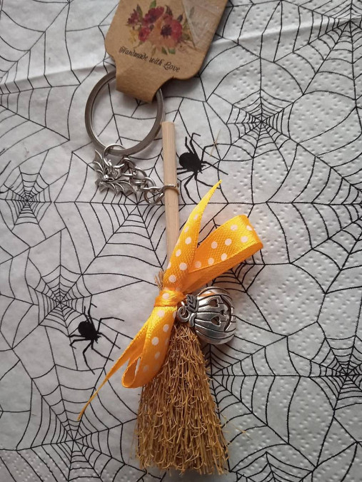 Kľúčenky - Metlička Halloween (Halloween Metlička Tekvica s čarodejnicou) - 14864572_