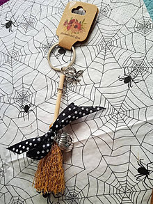 Kľúčenky - Metlička Halloween (Halloween Metlička Tekvica s pavúkom) - 14864552_
