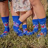 Ponožky, pančuchy, obuv - (F04) Ponožky modré folk kvietky - 14865727_