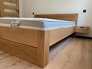 Nábytok - Dubová posteľ s nočnými stolíkmi - 14869161_