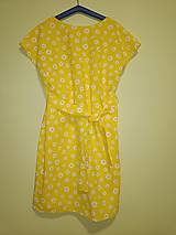 Tunikové šaty žltej farby s margarétkami