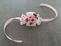 ružový kvetinový náramok pre svadobnú družičku