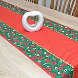 Úžitkový textil - OTO - Vianočné ruže červeno bielo zlaté na zelenej - vianočný obrus behúň 1 - 14872794_