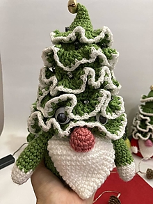 Dekorácie - Vianočný stromček Svietiaci (zelený svetrík a zasnežené okraje stromu cca 24 cm) - 14875619_
