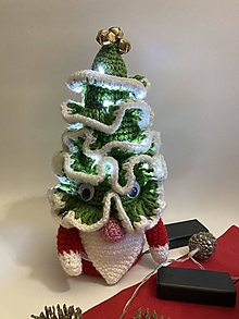 Dekorácie - Vianočný stromček Svietiaci (červený svetrík a zasnežené okraje stromu cca 28 cm) - 14875626_