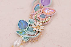 Náhrdelníky - Kvetinový soutache náhrdelník v pastelových farbách - 14876034_