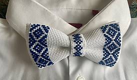 Pánske doplnky - Vyšívaný folkový motýlik - modrý I (bielo-modrý) - 14877414_