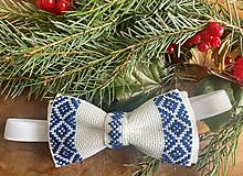 Pánske doplnky - Vyšívaný folkový motýlik - modrý I (bielo-modrý) - 14877415_