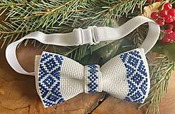 Pánske doplnky - Vyšívaný folkový motýlik - modrý I (bielo-modrý) - 14877417_