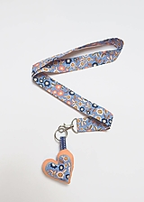 Kľúčenky - Textilná šnúrka na krk so srdiečkom  - kvietočky na modrom - 14878497_