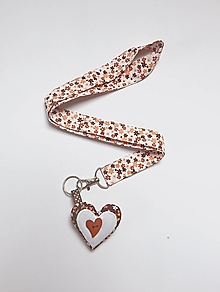 Kľúčenky - Textilná šnúrka na krk so srdiečkom  - drobné hnedé kvietky na bielom - 14878504_