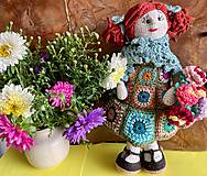 Hračky - Háčkovaná bábika kvetinárka Ylva - 14883443_