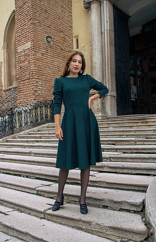 Úpletové šaty s áčkovou sukňou – zelené