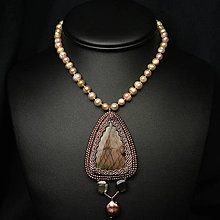 Náhrdelníky - Lalim, náhrdelník s labradoritom a perlami, korálková výšivka - 14887854_